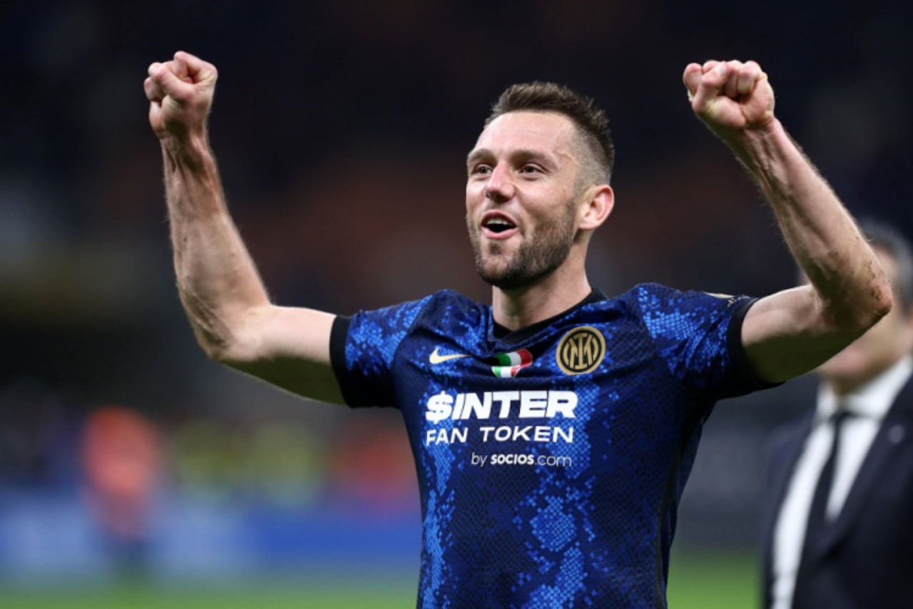 德弗里在比赛受伤后积极签名合影，初步评估伤情乐观